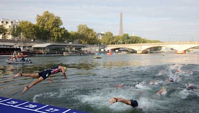 Organizadores de los Juegos confían en que el triatlón siga adelante pese al impacto de la lluvia en el Sena