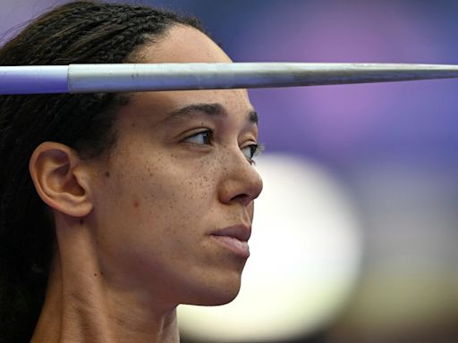 Katarina Johnson-Thompson faces daunting deficit in battle for heptathlon gold with 800m to go