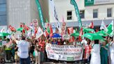 Multitudinaria protesta a las puertas del Hospital de Jerez para denunciar los recortes en las contrataciones