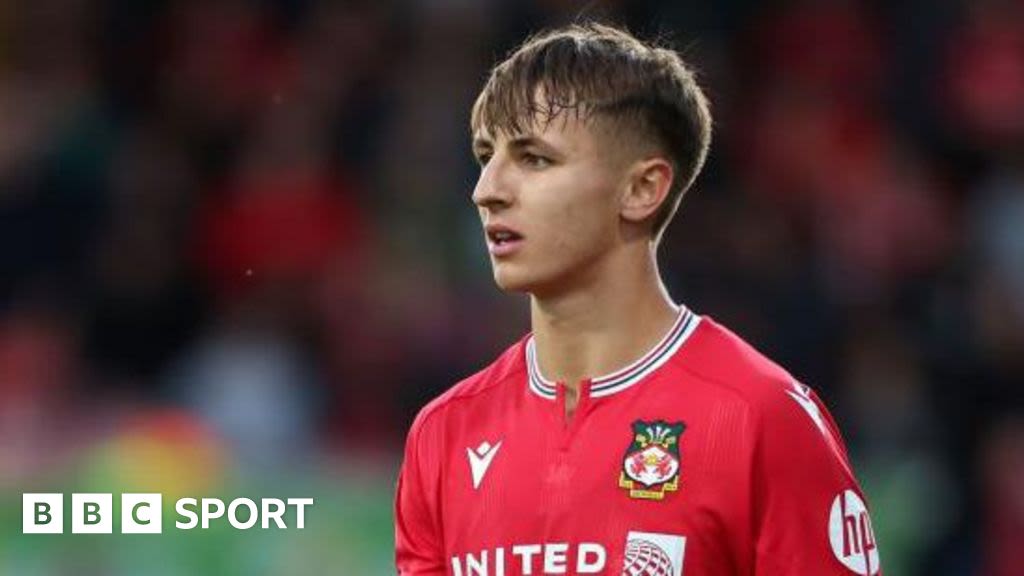 Max Cleworth: Defender commits to Wrexham until 2027