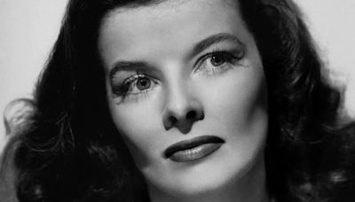 La tragedia y el triángulo amoroso que marcaron la vida de Katharine Hepburn, la actriz ganadora de cuatro premios Oscar