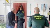 Agentes de la Guardia Civil rescatan a un anciano del incendio de su vivienda en Fortuna