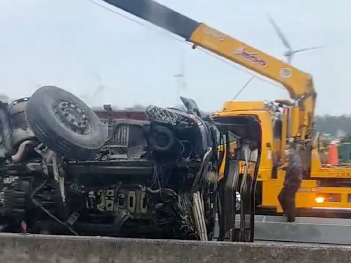 1大車2小車追撞2人受傷 西濱彰化伸港北上全線封閉