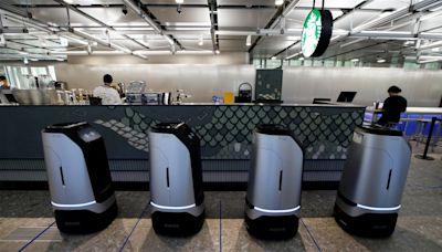 Es una cafetería Starbucks única en el mundo: ha reemplazado a sus trabajadores por robots