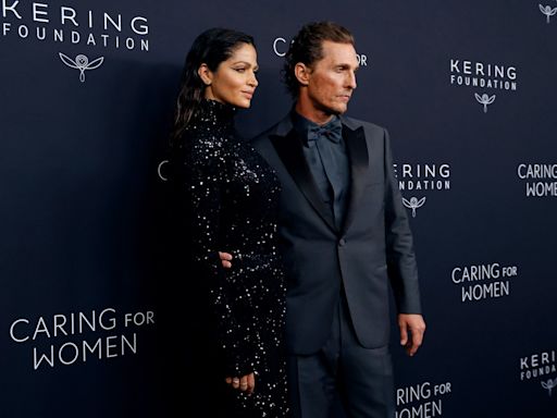 Camila Alves e Matthew McConaughey concentram flashes em jantar beneficente em NY