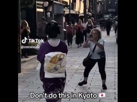 洋人觀光客遊京都「追藝妓猛拍」被罵翻！網嘆：日幣貶到引來一堆猴子