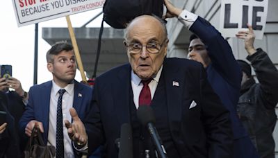 Rudy Giuliani acuerda 'nunca más' difamar a dos trabajadoras electorales de Estados Unidos