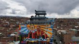 Transformers, barcos, ovnis y pronto la camiseta de Messi adornan los "cholets" en Bolivia