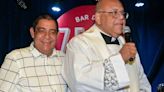 Zeca Pagodinho inaugura bar com presença de padre para benzer o local