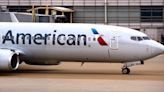 Pasajeros demandan a American Airlines tras ser sacados del avión por presunto olor corporal