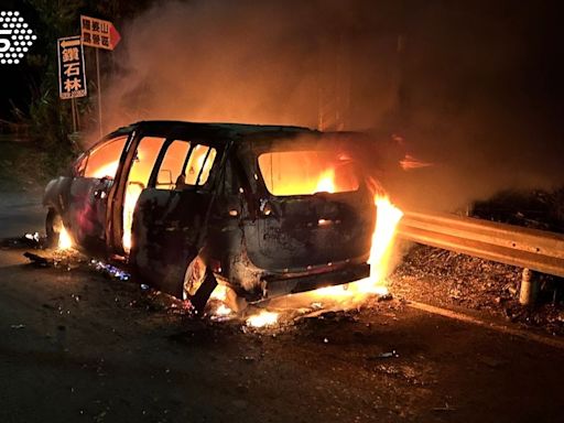 苗栗凌晨火燒車！休旅疑「落石撞破油底殼」 陷火海成廢鐵