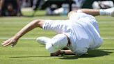 Drama en Wimbledon: uno de los favoritos abandona cojeando