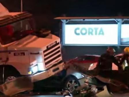 Al menos tres personas murieron en un accidente en Panamericana: un camión perdió el conteiner que transportaba