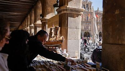 Un total de 24 librerías y una editorial salmantinas se dan cita en la Plaza Mayor de Salamanca para celebrar el Día del Libro