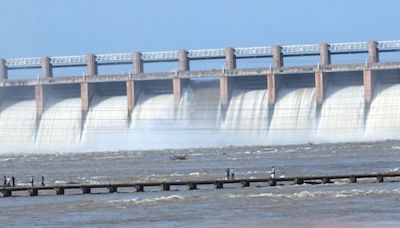 Tungabhadra Dam breached: Flood warnings issued in Karnataka and Andhra Pradesh - CNBC TV18