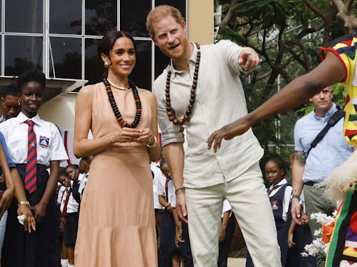 El mensaje que Meghan Markle podría haber mandado a la Familia Real con su vestido en Nigeria