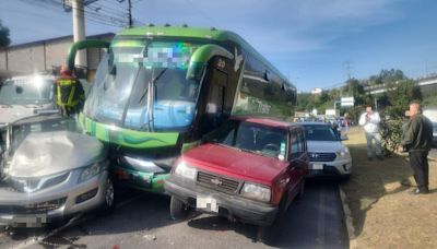 Por colisión de cuatro vehículos con tres personas heridas se cerró un tramo de la avenida Simón Bolívar, este jueves