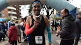 De la euforia a la desolación: al ganador de la maratón Independencia le robaron todo mientras corría