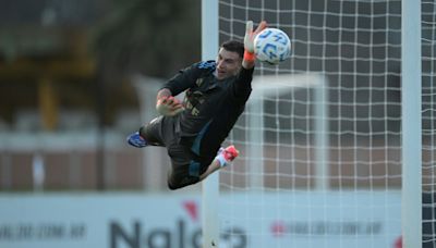 Líder Argentina enfrenta a Chile, con el desafío de jugar sin Messi ni Di María