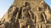 ¡Épico! Promocionan God of War Ragnarök con enorme escultura de arena de Kratos y Atreus