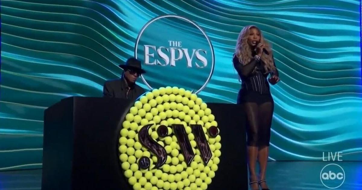 Moment: Serena Williams sings Jamie Foxx's Tennis Ball at ESPYs Awards 2024