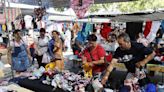 Los vendedores ambulantes celebran que el mercadillo vuelva a El Arenal tras su 'exilio' por la Feria