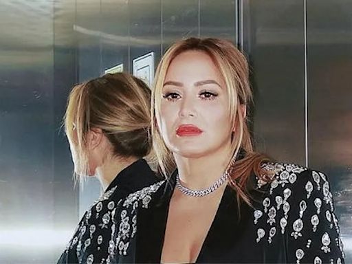 Karina “La Princesita” se fotografió en un ascensor con un esmoquin minivestido y stilettos con strass