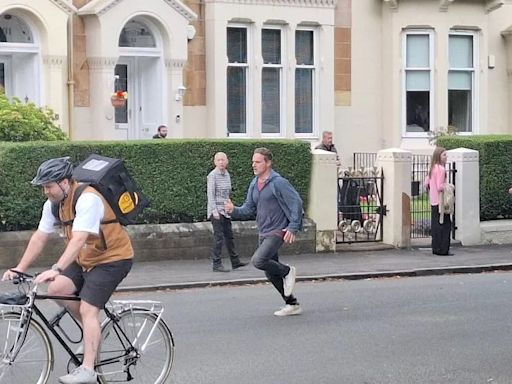 Walking Dead star Andrew Lincoln sprints along Glasgow street as ITV thriller filmed