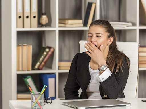 3 cosas que puedes hacer cuando te mueres de sueño pero no te puedes acostar a dormir, según un experto en medicina conductual