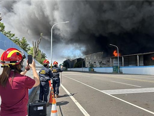 台南山上工廠惡火得到控制 環保局採樣檢測：致空汙將依法開罰 - 社會