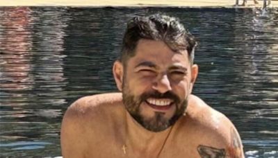 Evaristo Costa exibe tatuagens ao surgir na piscina