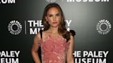 Natalie Portman fait sensation en mini-robe à fleurs 3D