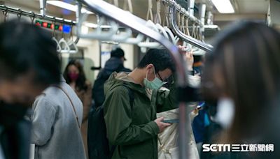 快訊／延誤2分鐘！乘客聞濃烈燒焦味 捷運公司急清空車廂