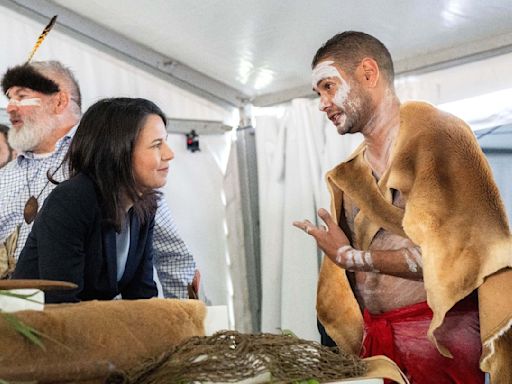 Baerbock gibt Kulturgüter an Aborigine-Stamm zurück