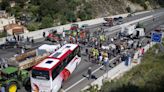 Horas de retraso y posibles pérdidas al llegar a destino: las consecuencias del bloqueo en la frontera con Francia para los camioneros murcianos