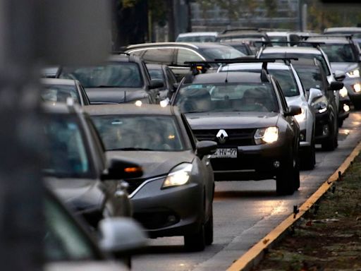 Este jueves comienza la restricción vehicular en la Región Metropolitana: revisa el calendario - La Tercera