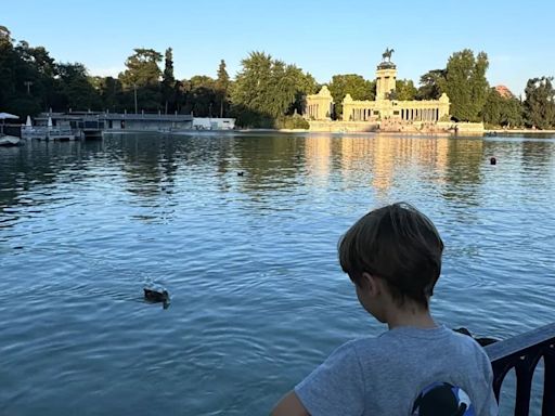 Los planes de Eva González con su hijo en Madrid: día de rodaje y paseo por El Retiro