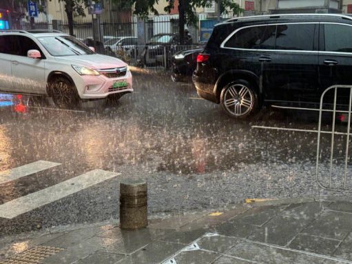 深圳今早降雨已逾百毫米 料再持續3小時全市進暴雨防禦狀態