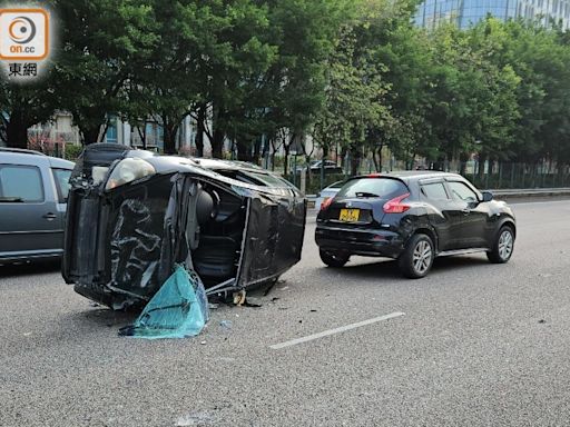 吐露港公路兩私家車相撞 一車翻側往沙田方向交通一度受阻