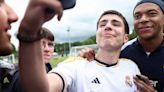 Mbappé ya sonrió con la camiseta del Real Madrid