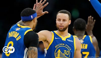 Stephen Curry vence a LeBron James en la venta de camisetas