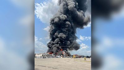 Large trash fire in Northeast Austin put out