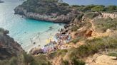 Más de trescientos residentes se plantan en Caló des Moro en protesta por la saturación turística