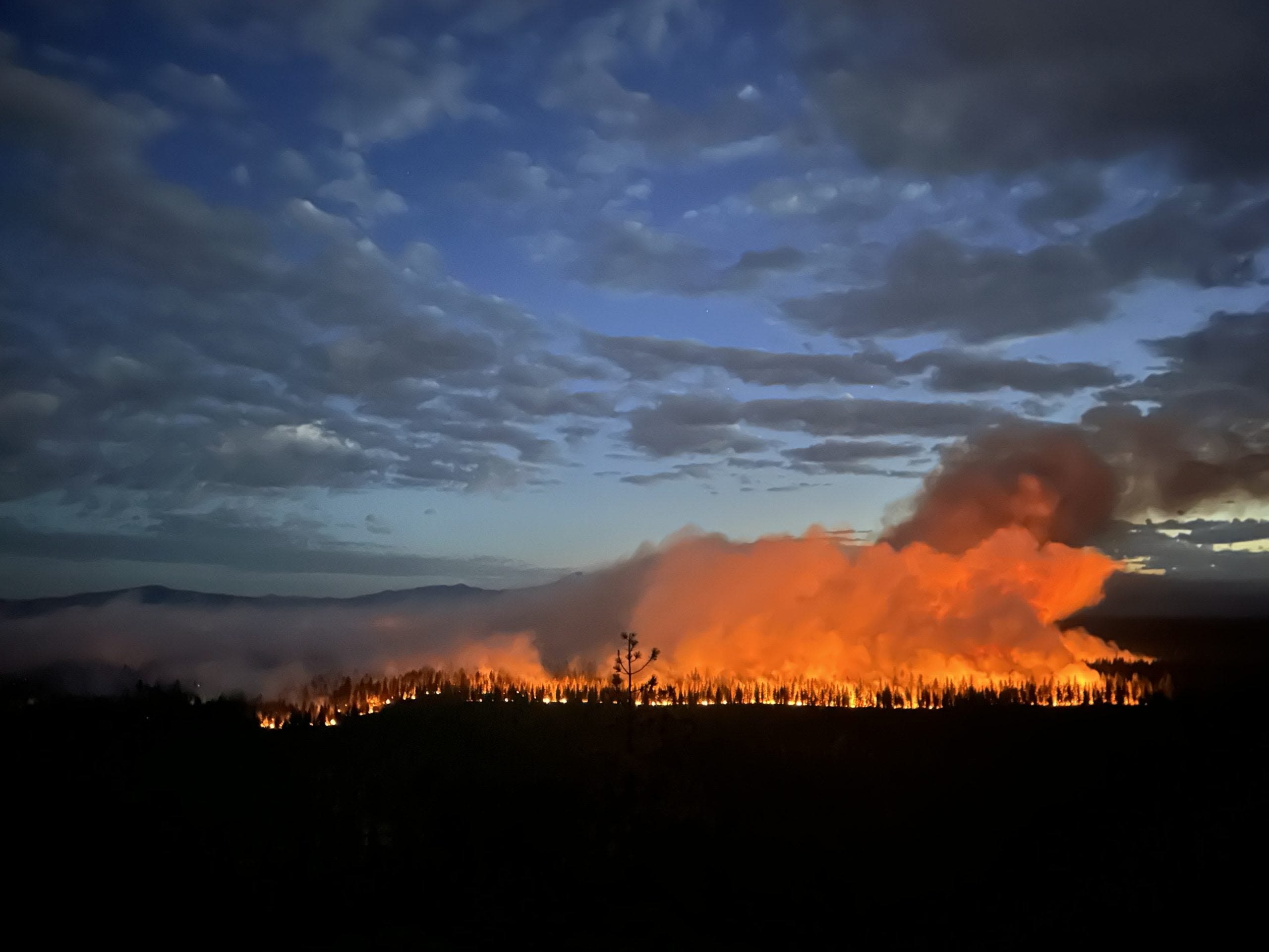 Over 1,000 homes remain on evacuation alerts as wildfire burns in central Oregon