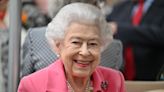 Rainha Elizabeth comparece a exposição de flores em Londres