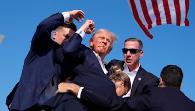 En medio del caos, Trump levantó el puño y proyectó una imagen característica de desafío