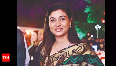 'Jute Mar Ke Bahar Kar Do ... ': Controversy erupts after Alka Lamba's remark at Mahila Congress meeting | Bhopal News - Times of India