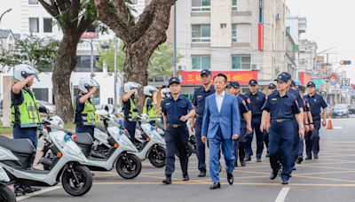 嘉縣警局新購警車 縣長翁章梁親自校閱 | 蕃新聞