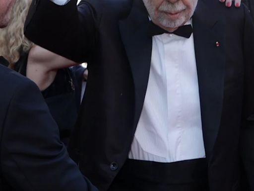 Coppola entra en escena en Cannes con bastón y sombrero panamá y del brazo de Adam Driver