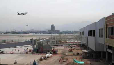 Decenas de pasajeros varados por un falla en el aeropuerto de Lima buscan retomar su viaje
